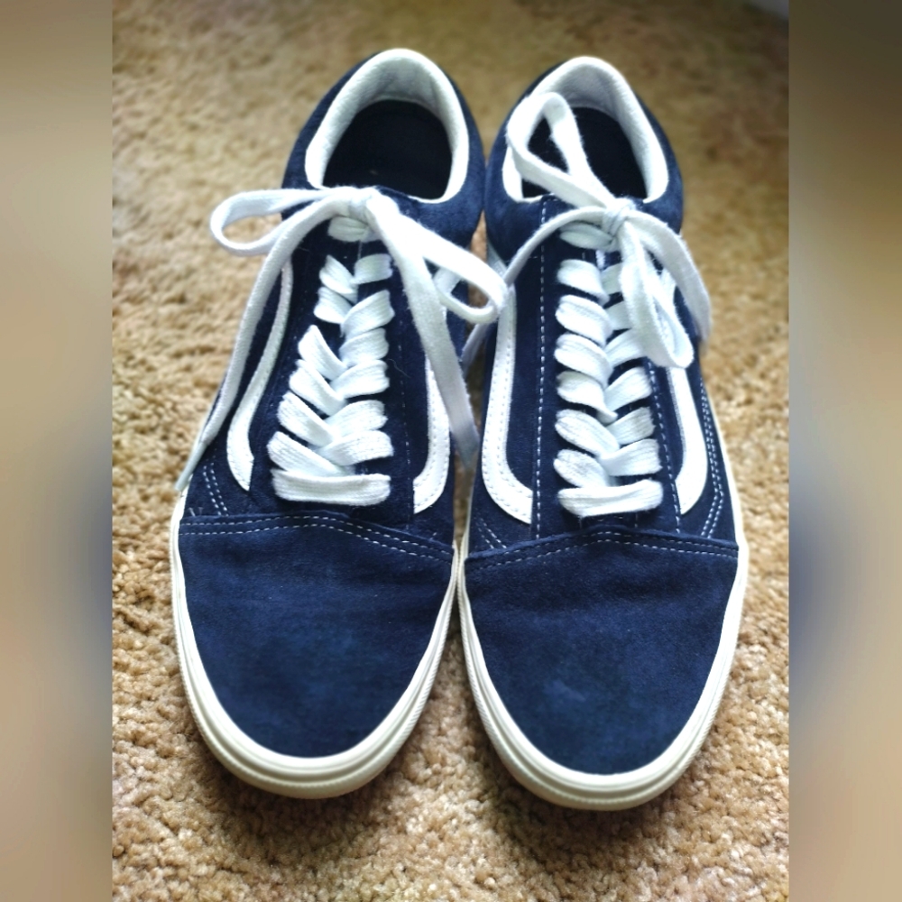 Vans Tennis shoes.. GENTLY USED LIKE NEW !